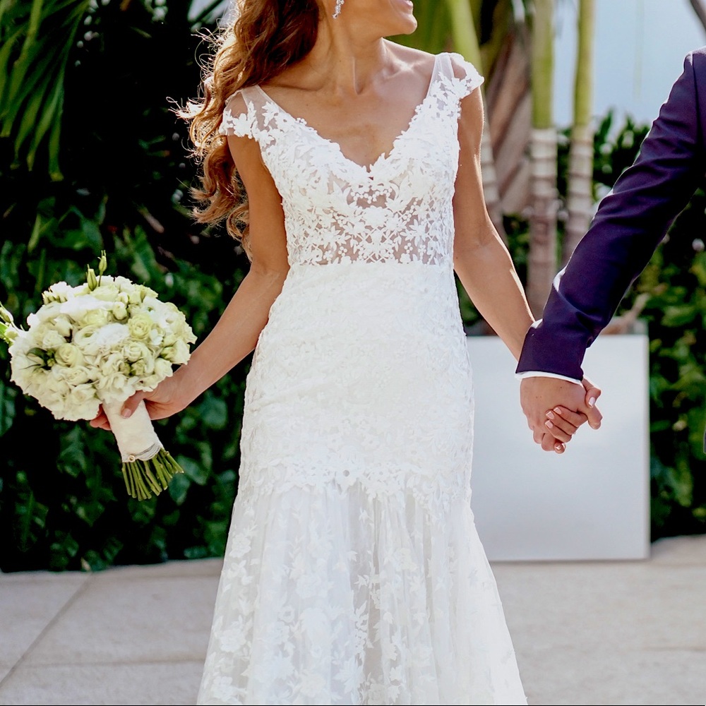 Gorgeous Lace Tara Lauren Wedding Dress & Veils